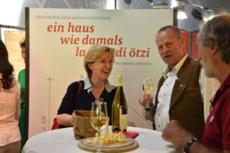 Eröffnung der Ausstellung Ein Haus wie damals. Bauen mit Holz, Lehm und Reet seit 5.000 Jahren<br />Inaugurazione della mostra La casa di Ötzi. Ricostruzione di una capanna preistorica<br /> Opening ceremony of the archeoparc exhibition on reconstructing a Bell-Baker Culture house<br /><br />f.l.t.r. Anna Luisa Pedrotti, Karl Josef Rainer, Gianni Bodini <br />July 2016