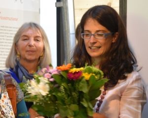 Blumen für das archeoParc-Team bei der Eröffnung der Ausstellung Ein Haus wie damals Fiori per lo staff dellarcheoParc in occasione dellinaugurazione della mostra La casa di ÖtziarcheoParc director Johanna Niederkofler thanking for the expertise of the managing committee of the exhibition and her stafff.l.t.r. Raffaella Poggiani, Johanna NiederkoflerJuly 2016