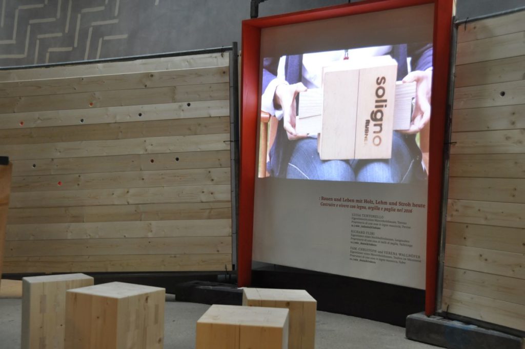 Hausporträt des Soligno-Massivholzhaus von Luisa Tentonello in Treviso in der Ausstellung Ein Haus wie damals. Bauen mit Holz, Lehm und Reet seit 5.000 Jahren im archeoParc Schnalstal<br/>Reportage sulla casa in legno massiccio di Luisa Tentonello nella mostra La casa di Ötzi. La ricostruzione di una capanna preistorica presso larcheoParc della val Senales <br/>Video portrait on the solid wood house of Luisa Tentonello in a exhibition at archeoParc Val Senales<br/><br/>July-November 2016