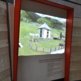 Hausporträt des Strohballenhauses von Richard Fliri in Langtaufers in der Ausstellung Ein Haus wie damals. Bauen mit Holz, Lehm und Reet seit 5.000 Jahren im archeoParc Schnalstal<br />Reportage sulla casa in balle di paglia di Richard Fliri in Vallelunga nella mostra La casa di Ötzi. La ricostruzione di una capanna preistorica presso larcheoParc della val Senales <br />Video portrait on the straw-bale house of Richard Fliri in a exhibition at archeoParc Val Senales<br /><br />July-November 2016