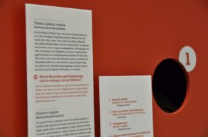 Materialtaststation in der Ausstellung Ein Haus wie damals. Bauen mit Holz, Lehm und Reet seit 5.000 Jahren im archeoParc Schnalstal Materiali edili dalla preistoria ad oggi nella mostra La casa di Ötzi. La ricostruzione di una capanna preistorica presso larcheoParc della val Senales  Hands-on experience in an Exhibition on a Cupper Age house reconstruction and its building materials still used in creating modern environmentally sustainable buildings at archeoParc Val SenalesJuly-November 2016