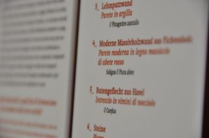 Materialtaststation in der Ausstellung Ein Haus wie damals. Bauen mit Holz, Lehm und Reet seit 5.000 Jahren im archeoParc Schnalstal Materiali edili dalla preistoria ad oggi nella mostra La casa di Ötzi. La ricostruzione di una capanna preistorica presso larcheoParc della val Senales  Hands-on experience in an Exhibition on a Cupper Age house reconstruction and its building materials still used in creating modern environmentally sustainable buildings at archeoParc Val SenalesJuly-November 2016