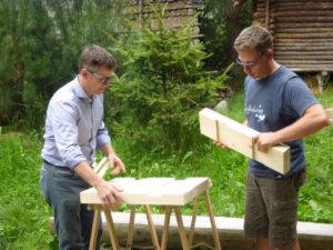 So wird eine soligno-Vollholz-Wand gebautCosì funziona il sistema costrutivo soligno Showing how the soligno solid wood walls are madef.l.t.r. Herbert Niederfriniger, Benjamin SanterAugust 2016