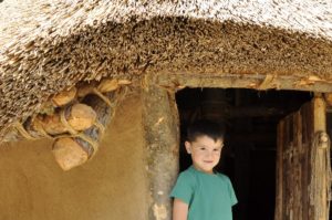 Der jüngste Teilnehmer an der Baustellenführung durch das neue Freilichtareal des archeoParc hat seine Lieblingshütte gefundenIl partecipante più giovane della visita guidata nel cantiere ha trovato la sua capanna preferitaThe youngst participant of the guided tour through the construction site of the archeoParc and his favourite hutAugust 2016