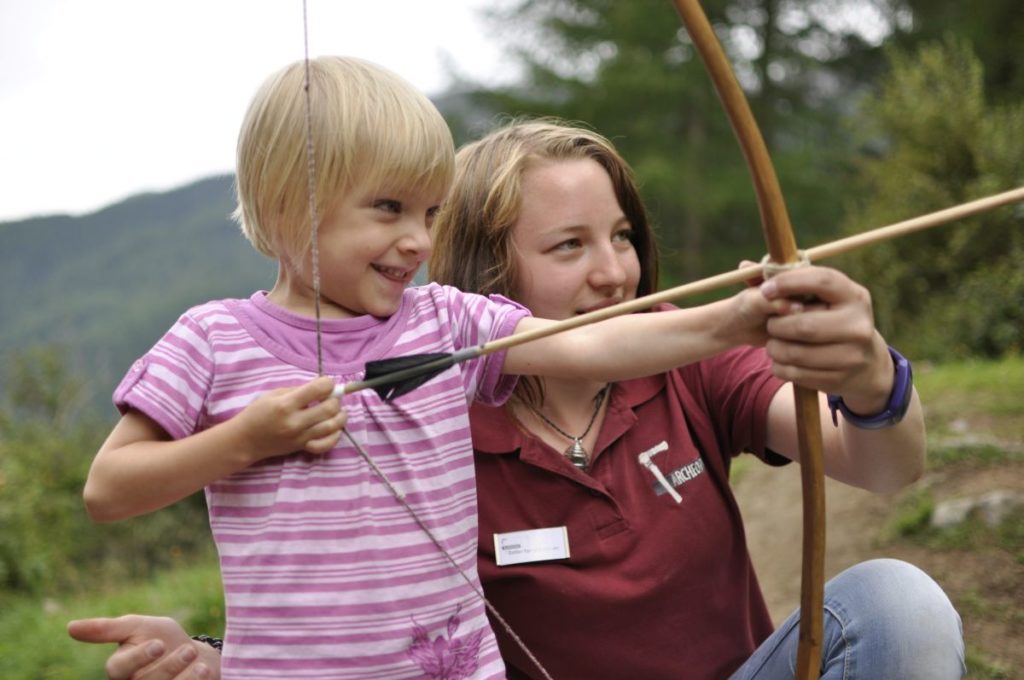 Bogenschießen im Freilichtbereich des archeoParc Schnalstal<br/>Prove di tiro con larco nellarea allaperto dellarcheoParc Val Senales<br/>bow and arrow on the archery range at the outside area of archeoParc Val Senales valley