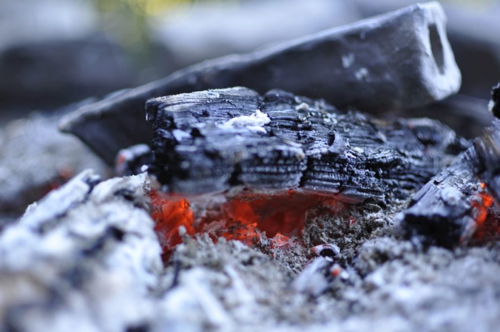 Lagerfeuer im archeoParc-Freilichtbereich<br/>Focolare nellarea allaperto dellarcheoParc<br/>Fireplace at the outside area of the archeoParc<br/><br/>September 2016