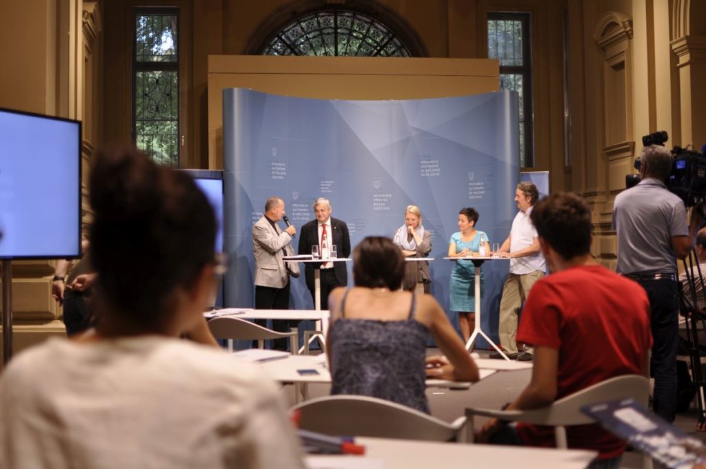 Pressekonferenz anlässlich des 25jährigen Fundjubiläums von Ötzi im Landespressesaal im Palais Widmann in Bozen<br/>Conferenza stampa in occasione del Venticinquennale del ritrovamento del Uomo del ghiaccio presso la sala stampa della Provincia Autonoma di Bolzano <br/>Press conference on the 25th aniversary of the discovery of the Iceman at Bolzano<br/><br/>f.l.t.r. Karl Josef Rainer, Florian Mussner, Karin Dalla Torre Pichler, Angelika Fleckinger, Albert Zink<br/>September 2016