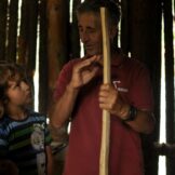 Eltern-Kind-Bogenbaukurs mit Franz Tapfer und Ernst Gamper im archeoParc-Freilichtbereich<br />Workshop sulla costruzione di archi in legno per bambini e genitori presso larea allaperto dellarcheoParc<br />Child and parent workshop on making bow and arrow <br /><br />September 2016