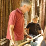 Eltern-Kind-Bogenbaukurs mit Franz Tapfer und Ernst Gamper im archeoParc-Freilichtbereich<br />Workshop sulla costruzione di archi in legno per bambini e genitori presso larea allaperto dellarcheoParc<br />Child and parent workshop on making bow and arrow <br /><br />September 2016