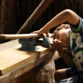 Eltern-Kind-Bogenbaukurs mit Franz Tapfer und Ernst Gamper im archeoParc-Freilichtbereich<br />Workshop sulla costruzione di archi in legno per bambini e genitori presso larea allaperto dellarcheoParc<br />Child and parent workshop on making bow and arrow <br /><br />September 2016