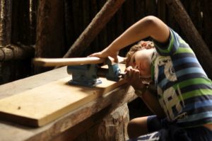 Eltern-Kind-Bogenbaukurs mit Franz Tapfer und Ernst Gamper im archeoParc-FreilichtbereichWorkshop sulla costruzione di archi in legno per bambini e genitori presso larea allaperto dellarcheoParcChild and parent workshop on making bow and arrow September 2016