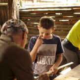 Eltern-Kind-Bogenbaukurs mit Franz Tapfer und Ernst Gamper im archeoParc-Freilichtbereich<br />Workshop sulla costruzione di archi in legno per bambini e genitori presso larea allaperto dellarcheoParc<br />Child and parent workshop on making bow and arrow <br /><br />September 2016