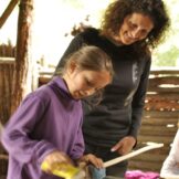 Eltern-Kind-Bogenbaukurs mit Franz Tapfer und Ernst Gamper im archeoParc-Freilichtbereich<br />Workshop sulla costruzione di archi in legno per bambini e genitori presso larea allaperto dellarcheoParc<br />Child and parent workshop on making bow and arrow <br /><br />September 2016