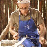 Eltern-Kind-Bogenbaukurs mit Franz Tapfer und Ernst Gamper im archeoParc-Freilichtbereich<br />Workshop sulla costruzione di archi in legno per bambini e genitori presso larea allaperto dellarcheoParc<br />Child and parent workshop on making bow and arrow <br /><br />September 2016