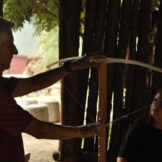 Eltern-Kind-Bogenbaukurs mit Franz Tapfer und Ernst Gamper im archeoParc-Freilichtbereich<br />Workshop sulla costruzione di archi in legno per bambini e genitori presso larea allaperto dellarcheoParc<br />Child and parent workshop on making bow and arrow <br /><br />September 2016
