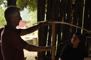 Eltern-Kind-Bogenbaukurs mit Franz Tapfer und Ernst Gamper im archeoParc-FreilichtbereichWorkshop sulla costruzione di archi in legno per bambini e genitori presso larea allaperto dellarcheoParcChild and parent workshop on making bow and arrow September 2016