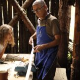 Eltern-Kind-Bogenbaukurs mit Franz Tapfer und Ernst Gamper im archeoParc-Freilichtbereich<br />Workshop sulla costruzione di archi in legno per bambini e genitori presso larea allaperto dellarcheoParc<br />Child and parent workshop on making bow and arrow <br /><br />September 2016