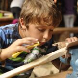 Eltern-Kind-Bogenbaukurs mit Franz Tapfer und Ernst Gamper im archeoParc-Freilichtbereich<br />Workshop sulla costruzione di archi in legno per bambini e genitori presso larea allaperto dellarcheoParc<br />Child and parent workshop on making bow and arrow <br /><br />September 2016