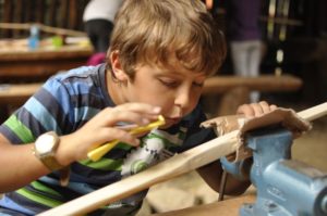 Eltern-Kind-Bogenbaukurs mit Franz Tapfer und Ernst Gamper im archeoParc-FreilichtbereichWorkshop sulla costruzione di archi in legno per bambini e genitori presso larea allaperto dellarcheoParcChild and parent workshop on making bow and arrow September 2016