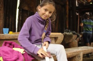 Eltern-Kind-Bogenbaukurs mit Franz Tapfer und Ernst Gamper im archeoParc-FreilichtbereichWorkshop sulla costruzione di archi in legno per bambini e genitori presso larea allaperto dellarcheoParcChild and parent workshop on making bow and arrow September 2016