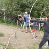 Eltern-Kind-Bogenbaukurs mit Franz Tapfer und Ernst Gamper im archeoParc-Freilichtbereich<br />Workshop sulla costruzione di archi in legno per bambini e genitori presso larea allaperto dellarcheoParc<br />Child and parent workshop on making bow and arrow <br /><br />September 2016