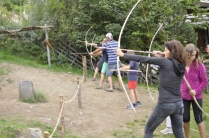 Eltern-Kind-Bogenbaukurs mit Franz Tapfer und Ernst Gamper im archeoParc-FreilichtbereichWorkshop sulla costruzione di archi in legno per bambini e genitori presso larea allaperto dellarcheoParcChild and parent workshop on making bow and arrow September 2016