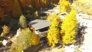 archeoParc Schnalstal:Besucherzentrum und Freilichtbereich aus der VogelperspektiveCentro visitatori e area allaperto dellarcheoParc Val Senales visti dallaltoVisitors centre and open-air area of archeoParc Val Senales from a bird's eye viewautumn 2016