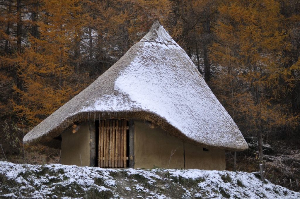 Die Hausrekonstruktion Brescia-San Polo <br/>La casa neolitica ricostruita Brescia-San Polo<br/>The house reconstruction Brescia-San Polo<br/><br/>2.600 B.C.<br/>Brescia-San Polo, I