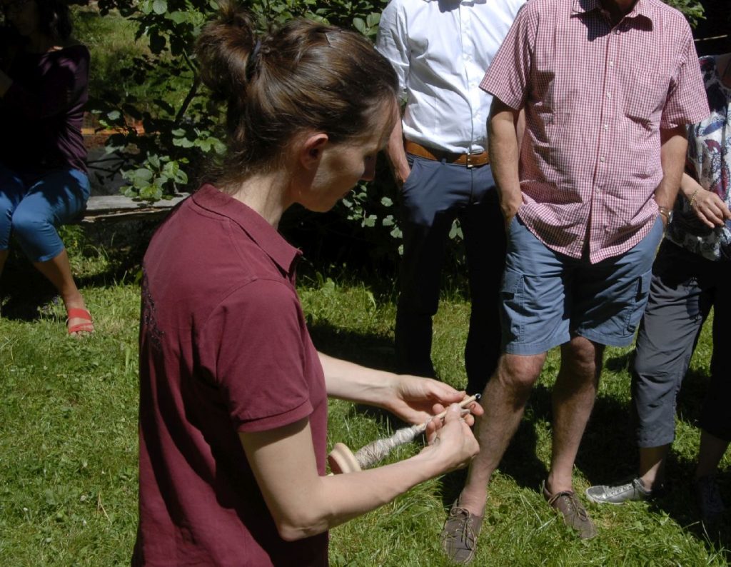 Vorführung zum Spinnen von Flachs mit einer Spinnwirtel nach jungsteinzeitlichem Vorbild im archeoParc Schnalstal<br/>Dimostrazione della filatura di lino con un fuso a mano secondo modello neolitico allarcheoParc Val Senales<br/>Demonstration of spinning of linen at archeoParc Val Senales