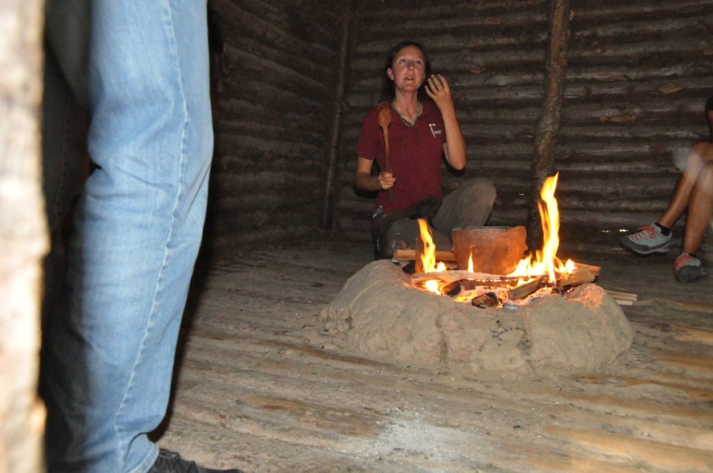 Vorführung zur Zubereitung steinzeitlicher Speisen im archeoParc Schnalstal<br/>Dimostrazione sulla cucina ai tempi di Ötzi allarcheoParc Val Senales<br/>Demonstration of cooking a Neolithic meala t archeoParc Val Senales