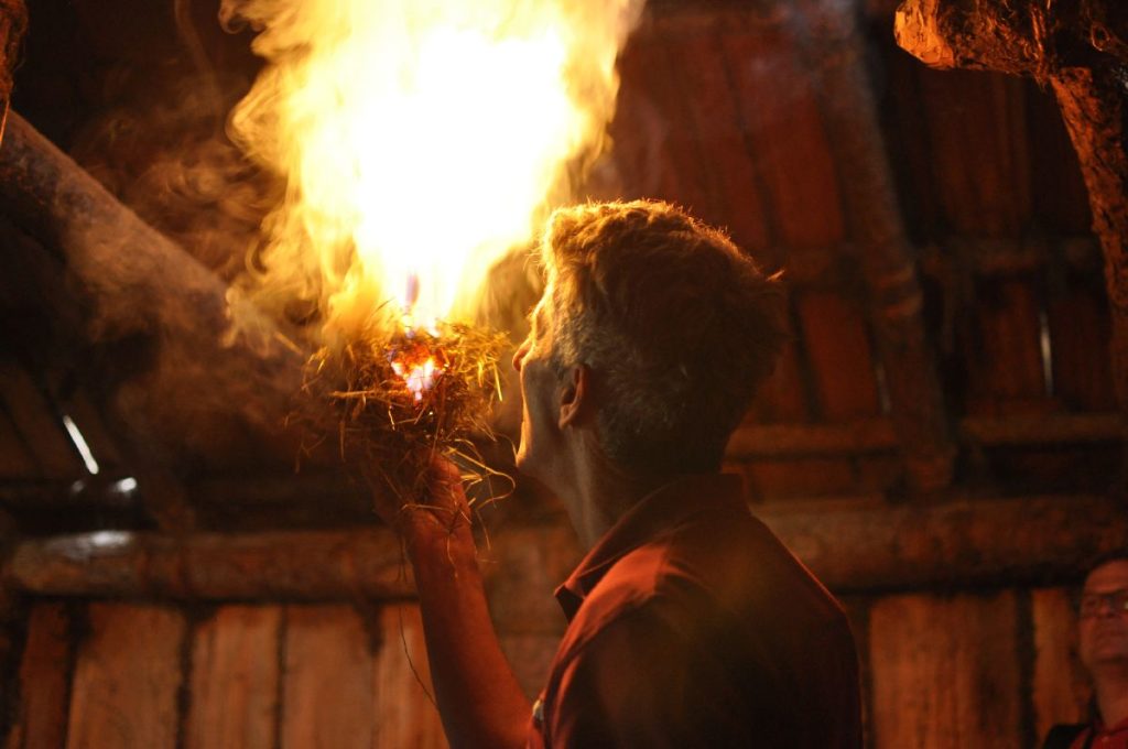 Vorführung zum jungsteinzeitlichen Feuerschlagen im Steinzeithausl<br/>Dimostrazione dellaccensione del fuoco a percussione<br/>Dimostration on how to make fire the way Ötzi did