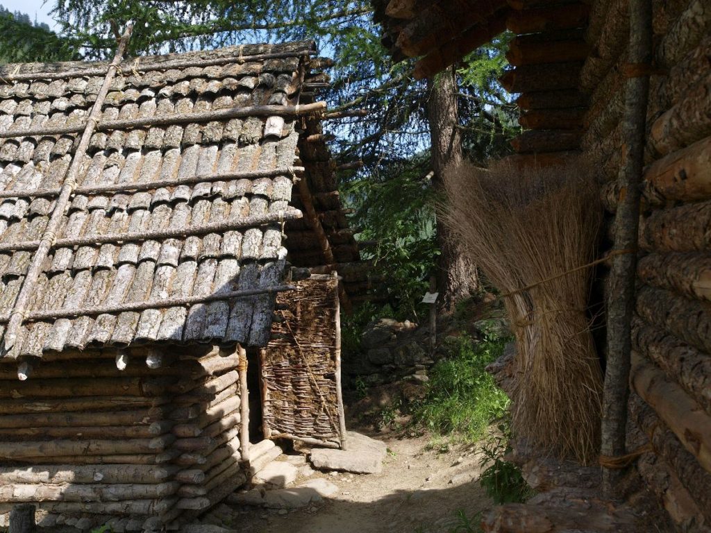 Zwei jungsteinzeitliche Hausmodelle im Freilichtbereich des archeoParc Schnalstal<br/>Due ricostruzioni di capanne dellepoca di Ötzi nellarea allaperto dellarcheoParc della val Senales <br/> Two neolithic house reconstructions at the archeoParc Val Senales<br/><br/>Alleshausen-Grundwiesen (D), 2900-2600 B.C.