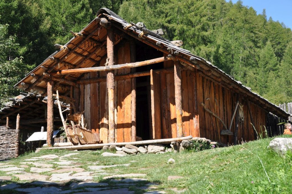 Jungsteinzeitliches Hausmodell im Freilichtbereich des archeoParc<br/>Ricostruzione di una capanna dellepoca di Ötzi nellarea allaperto dellarcheoParc <br/>Neolithic house reconstruction at the open-air area of archeoParc Val Senales <br/><br/>Arbon Bleiche (CH), 3384-3370 B.C.