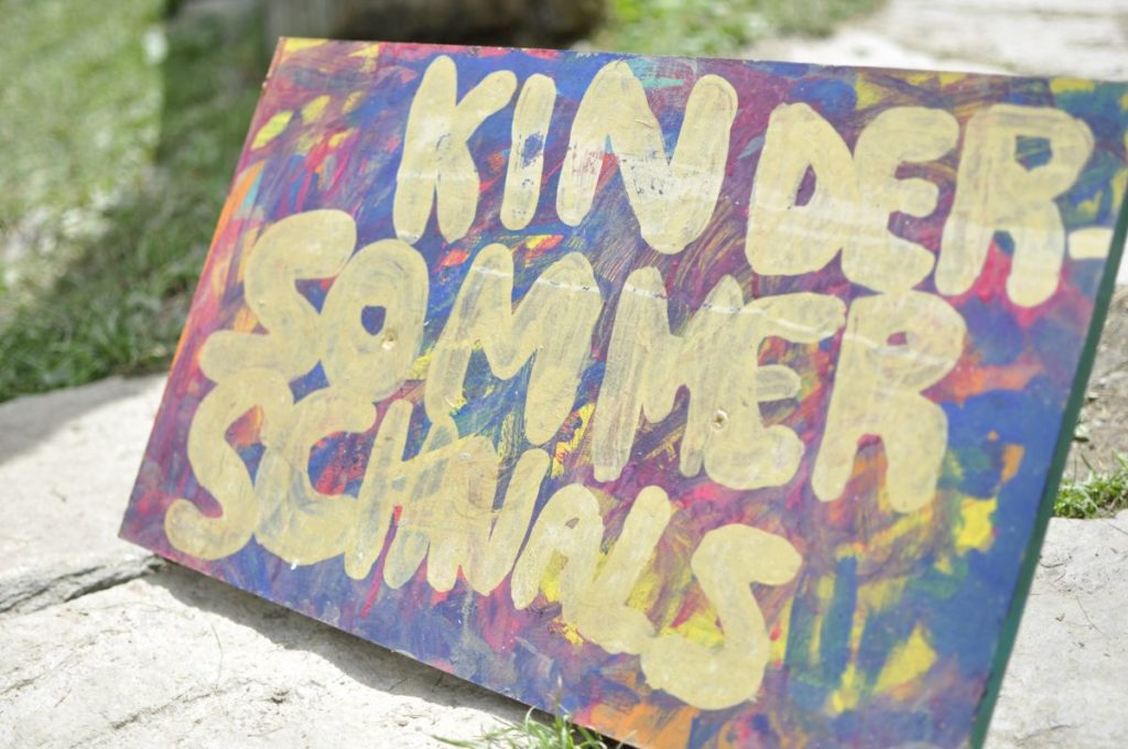 Schild Kindersommer Schnals im archeoParc<br/>Cartello Estate dei bambini della val Senales presso larcheoParc<br/>Sign oft he Kids summer school at archeoParc<br/><br/>July 2017