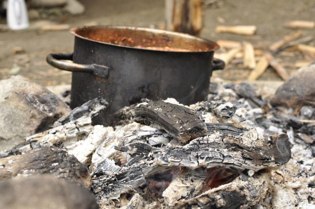 Kochen in der Glut<br/>Cuocere a fuoco lento<br/>Cooking on the embers<br/><br/>Kindersommer Schnals<br/>July 2017