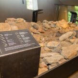 Das 1:3 Modell der Felsmulde in der Ötzi lag<br />Il modello in 1:3 della conca di Ötzi<br />The 1:3 model of the gully, where the Iceman was found