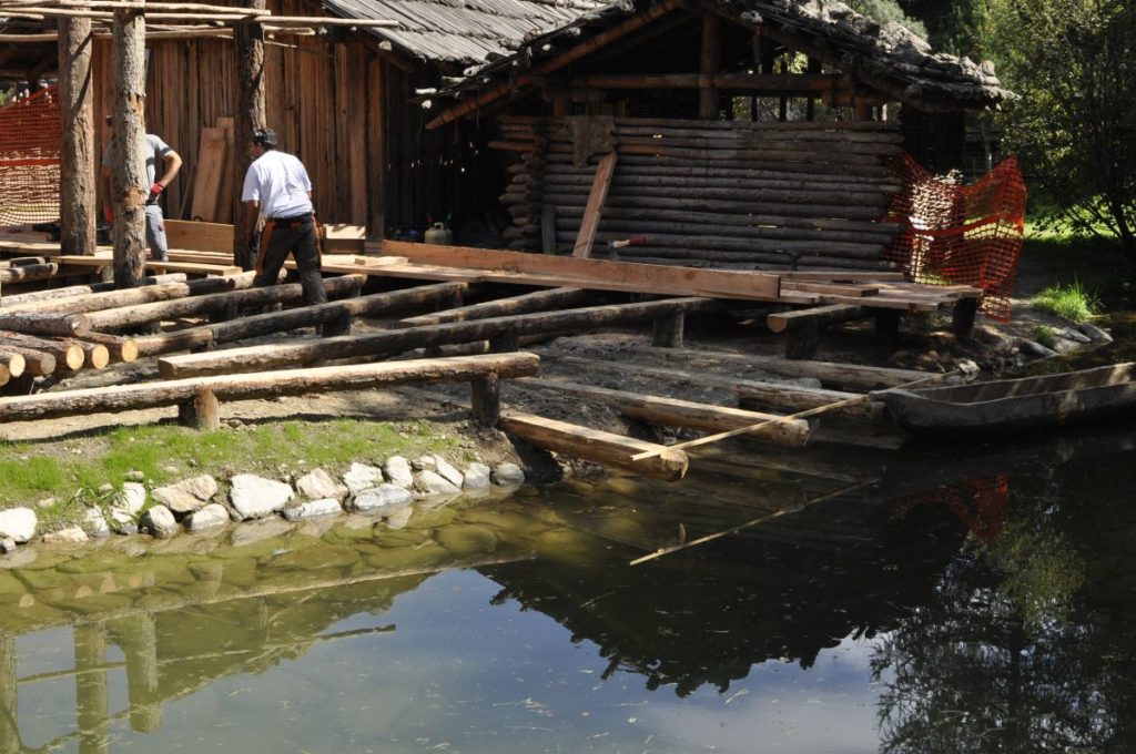 Der neue Einbaumsteg entsteht auf einer Plattform vor dem neuen Haus nach Arbon-Bleiche 3<br/>Il nuovo pontile della canoa monossile in costruzione<br/>Working on the our canoe stop close to the new house reconstruction of Arbon-Bleiche 3 <br/><br/>August 2017