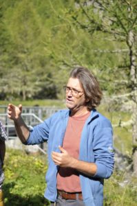Der Archäologe Andreas Putzer erzählt über seine Forschungsarbeit im Schnalser Penaudtal Larcheologo Andreasd Putzer presenta il suo lavoro di ricerca nella valle di Pinalto, una latterale della val SenalesArcheologist Andreas Putzer presenting his research work in Valle di Pinalto valleySchnals-Penaudtal