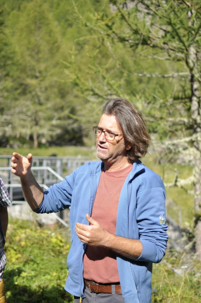 Der Archäologe Andreas Putzer erzählt über seine Forschungsarbeit im Schnalser Penaudtal <br/>Larcheologo Andreasd Putzer presenta il suo lavoro di ricerca nella valle di Pinalto, una latterale della val Senales<br/>Archeologist Andreas Putzer presenting his research work in Valle di Pinalto valley<br/><br/>Schnals-Penaudtal