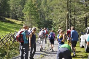 Archäologische Wanderung des Bildungsausschusses Kastelbell-Tschars im PenaudtalEscursione archeologica nella valle di Pinalto in val SenalesHiking and learning about archeology in Valle di Pinalto valleyAugust 2017