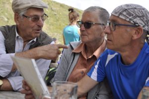 Ehepaar Kaserer hat der Exkursionsgruppe Bilder von der Penaudalm vor dem Umbau mitgebrachtGuardando le foto dellallora edificio della malgaLooking at historic photographs of the August 2017