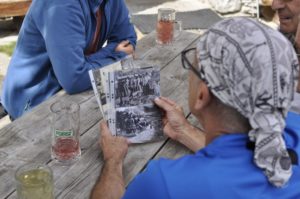 Ehepaar Kaserer hat der Exkursionsgruppe Bilder von der Penaudalm vor dem Umbau mitgebrachtGuardando le foto dellallora edificio della malgaLooking at historic photographs of the August 2017