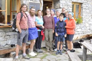 Exkursionsgruppe des Bildungsauschusses Kastelbell-Tschars mit dem Senner und Hüttenwirt der Penaudalm, Felix Trientbacher, nach der EinkehrI partecipanti dellescursione archeologica con il gestore della malga Felix TrientbacherThe participants of the archeological excursion together with cheesemaker Felix Trientbacher who runs the alpine pasture hut of Val di Pinalto valleyf.l.t.r. Andreas Putzer, Felix Trientbacher, Kathi Donà, Johanna Niederkofler, participantsAugust 2017