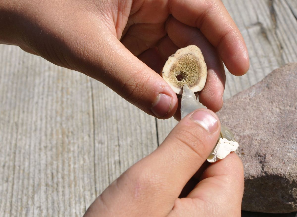 Durch Mark und Bein: Vermittlungsprogramm zur Knochenbearbeitung in der Steinzeit Farsi le ossa: programma didattico su monili e utensili in materiale osseoWorking with deer antler during a educational program for school classes