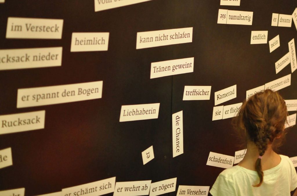 Eine der Mitmachstationen in der Ausstellung zum Ötzifund <br/>Una delle attività proposte ai visitatori nell'esposizione "La scoperta"<br/>One of the hands-on activities proposed in the exhibition "The discovery"