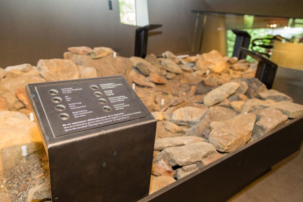 Modell der Ötzifundstelle im Maßstab 1:3<br/>Modello in scala 1:3 della conca rocciosa dove fu trovato Ötzi<br/>Ötzis discovery site in 1:3 scale