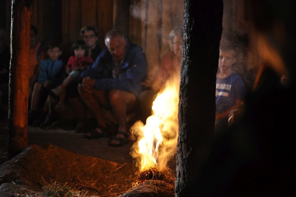 Vorführung zum jungsteinzeitlichen Feuerschlagen<br />Dimostrazione dell?accensione del fuoco a percussione<br />Dimostration on how to make fire the way Ötzi did