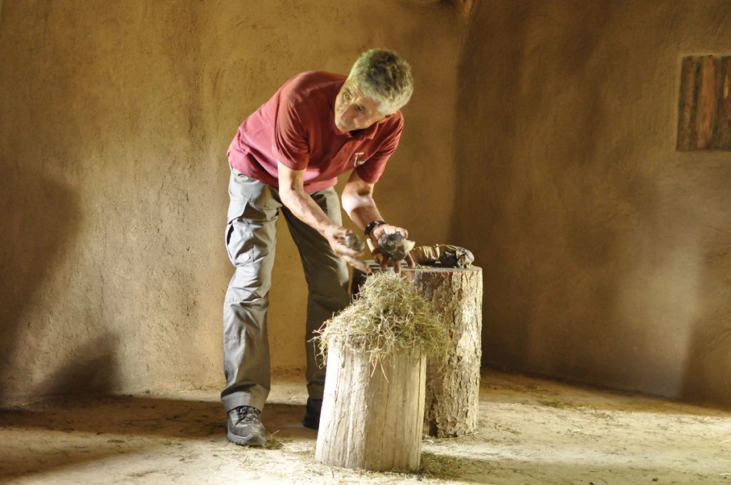 Vorführung zum jungsteinzeitlichen Feuerschlagen<br/>Dimostrazione dell?accensione del fuoco a percussione<br/>Dimostration on how to make fire the way Ötzi did