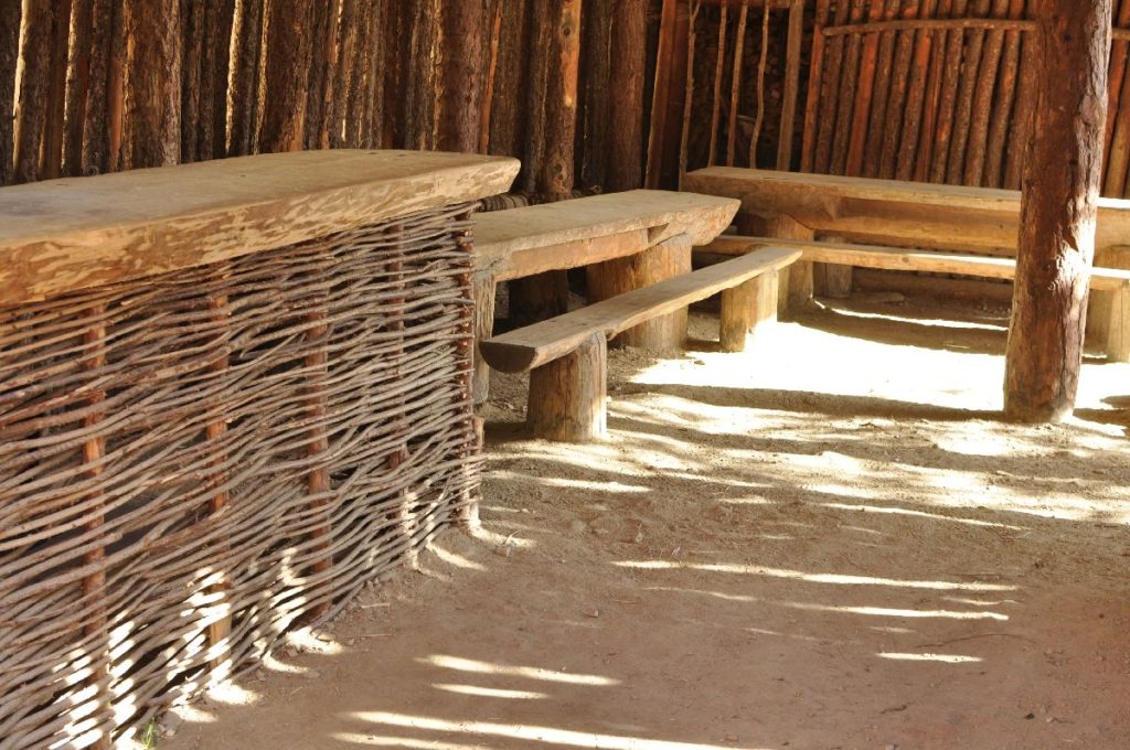Eingangsbereich der Besucherwerkstatt<br/>Banco di benvenuto dellarea laboratori<br/>Welcome desk at the workshop area