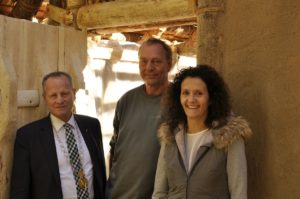 Bürgermeister Karl Josef Rainer, Archäotechniker Wulf Hein und Vereinspräsidentin Sonja Santer besichtigen die Hausrekonstruktion Villanders-PlunackerIl sindaco Karl Josef Rainer, larcheotechnico Wulf Hein e la president dellassociazione museale Sonja Santer visitano la casa ricostruita Villanders-Plunacker Major Karl Josef Rainer, Wulf Hein and chairperson of the archeoParc museum association Sonja Santer have a look to the house reconstruction Villanders-PlunackerOctober 2016